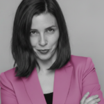 Patricia Ramos, CEO de ADIRIA, con chaqueta de colores corporativos